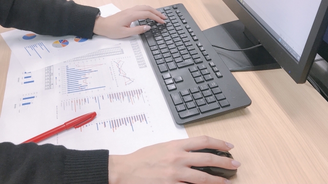 パソコンで作業する女性のイメージ